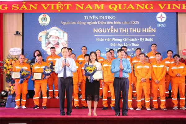 Chị Nguyễn Thị Thu Hiền - Người lao động ngành Điện tiêu biểu năm 2025 của Công ty Điện lực Phú Thọ