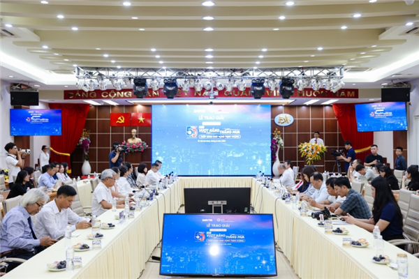 Trao giải ảnh Cuộc thi ảnh “50 năm Vượt nắng thắng mưa – Thắp sáng khát vọng thịnh vượng”
