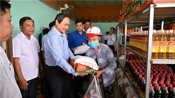 TỔNG CÔNG TY ĐIỆN LỰC MIỀN NAM DUY TRÌ “CỬA HÀNG 0 ĐỒNG” NHỮNG PHẦN QUÀ SÁNG NIỀM TIN NGÀNH ĐIỆN
