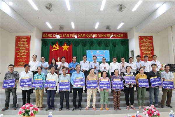 Bàn giao 16 căn Nhà đại đoàn kết tại xã An Hiệp, tỉnh Vĩnh Long