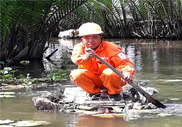 NGƯỜI THỢ ĐIỆN TRÊN SÔNG NƯỚC MÙA LŨ