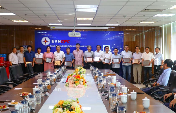 Tri ân CBCNV nghỉ chế độ hưu trí -  Nét đẹp văn hóa tại Công ty Cổ phần Điện lực Khánh Hòa