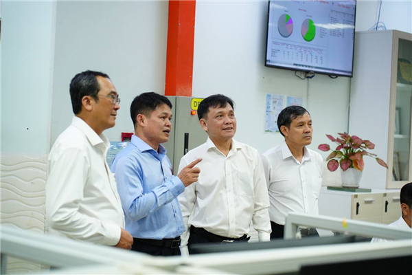 MÙA XUÂN KHÔNG NGỦ BÊN ĐƯỜNG DÂY NÓNG: CHUYỆN NHỮNG NGƯỜI GIỮ SÓNG ĐÊM GIAO THỪA