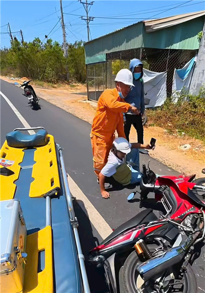 Hành động kịp thời giúp người bị tai nạn giao thông