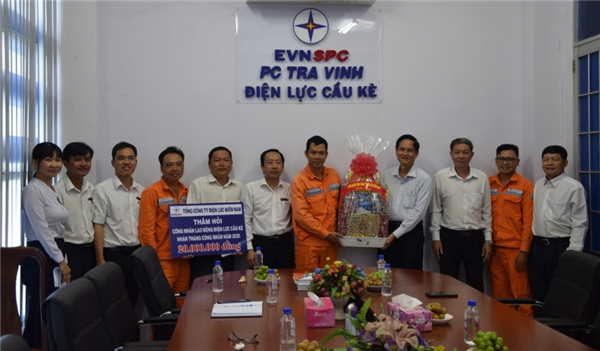 Tổng Công ty Điện lực miền Nam thăm hỏi người lao động nhân Tháng Công nhân tại Điện lực Cầu Kè