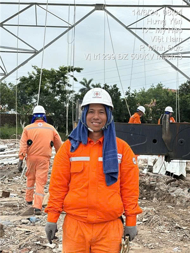 Người công nhân quản lý vận hành nhiệt huyết, yêu nghề Điện