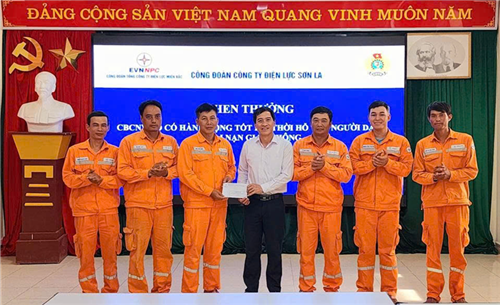 Công đoàn công ty biểu dương, khen thưởng nhóm công tác cứu giúp người gặp nạn trên đường công tác