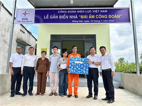 GẮN BIỂN TRAO NHÀ “MÁI ẤM CÔNG ĐOÀN” TẠI CÔNG TY ĐIỆN LỰC ĐỒNG NAI