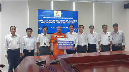 Đoàn viên, người lao động Công ty Điện lực An Giang tự nguyện quyên góp, hỗ trợ đồng nghiệp gặp khó khăn trên 200 triệu đồng