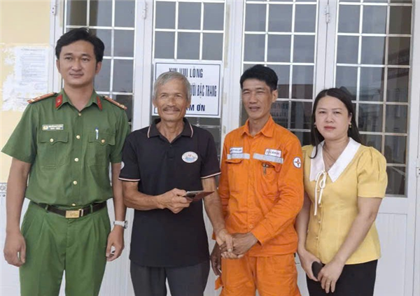  Công nhân điện vùng Đất Mũi không tham của rơi