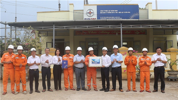 Công đoàn EVNCPC thăm hỏi người lao động PC Quảng Bình nhân Tháng công nhân năm 2025
