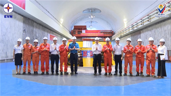 Gắn biển công trình Phong trào thi đua liên kết hoàn thành thay bánh xe công tác tổ máy H5 Nhà máy thủy điện Hòa Bình