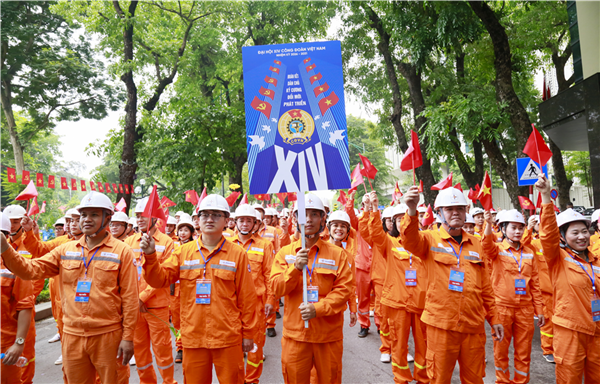 Công đoàn Điện lực Việt Nam tham dự Lễ diễu hành Kỷ niệm 140 năm Ngày Quốc tế Lao động.