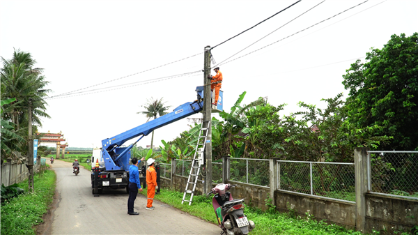 Quảng Trị: Trao tặng công trình Ánh sáng đường quê