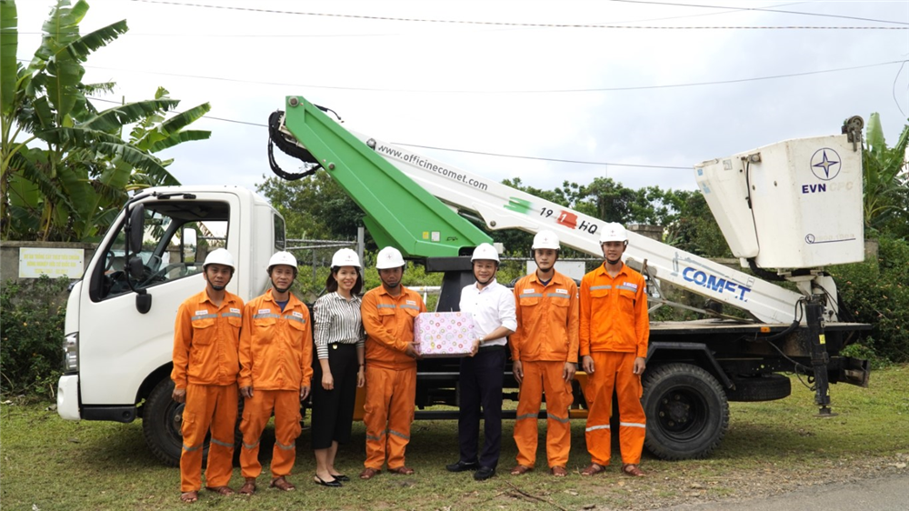 Công đoàn EVNCPC thăm hỏi người lao động nhân dịp Tháng Công nhân