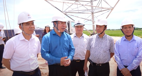 Công đoạn Điện lực Việt Nam thăm hỏi cán bộ công nhân viên thi công đường dây 500KV mạch 3