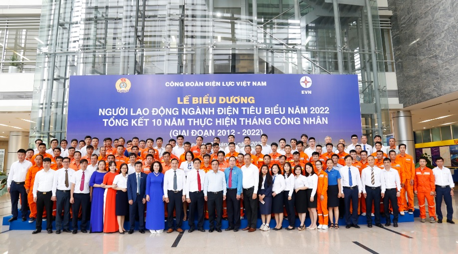 Công đoàn Điện lực Việt Nam biểu dương công nhân lao động tiêu biểu năm 2022