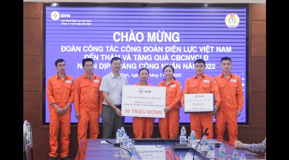 Công đoàn Điện lực Việt Nam thăm hỏi, tặng quà Công ty Thủy điện Hòa Bình