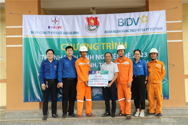 Trao tặng đèn năng lượng mặt trời cho Trường Phổ thông dân tộc nội trú huyện Quảng Ninh