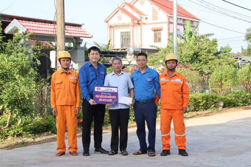 PC Quảng Bình: Trao tặng công trình chiếu sáng sân chơi cộng đồng cho Thôn Tây, xã Vạn Trạch