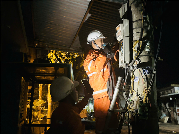 PC Quảng Trị: Chung sức khôi phục điện tại vùng lũ Đắk Lắk 